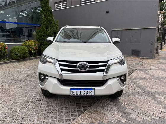 TOYOTA HILUX SW4 2.8 SRX 4X4 7 LUGARES 16V TURBO INTERCOOLER DIESEL 4P AUTOMÁTICO TOYOTA HILUX SW4 2.8 SRX 4X4 7 LUGARES 16V TURBO INTERCOOLER DIESEL 4P AUTOMÁTICO